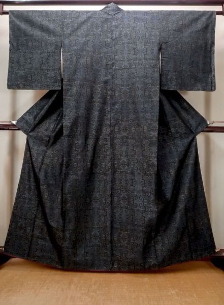 Photo1: Mint N0430T Vintage Japanese women  Grayish Black OSHIMA-TSUMUGI / Silk. Chinz pattern,   (Grade A+) (1)