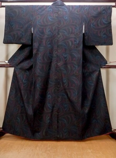 Photo1: N0430Y Vintage Japanese women   Black YUUKI-TSUMUGI / Silk. Arabesque vine,   (Grade B) (1)