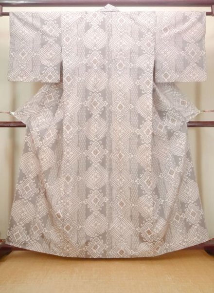 Photo1: N0510B Vintage Japanese women  Pale Gray TSUMUGI pongee / Silk. Arabesque vine,   (Grade B) (1)