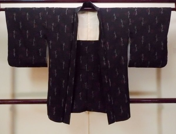 Photo1: N0920B Vintage Japanese women   Black HAORI short jacket / Silk. Chrysanthemum,   (Grade A) (1)