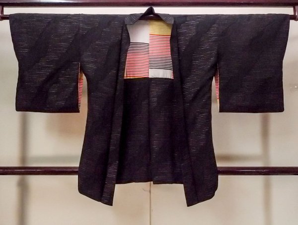 Photo1: Mint N0921B Vintage Japanese women   Black HAORI short jacket / Silk. Stripes   (Grade A) (1)