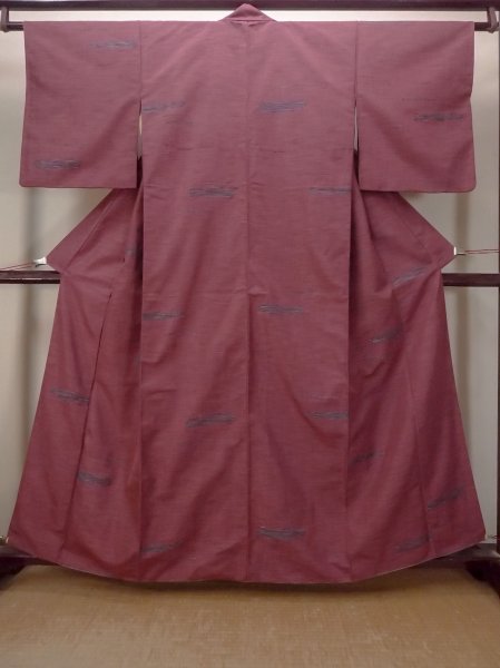 Photo1: N1126A Vintage Japanese kimono  Dark Pink TSUMUGI pongee for women / Silk. Geometrical pattern   (Grade B) (1)